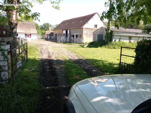 Maison+834m2 de dépendances+2 5ha+boxes chevaux+carrière