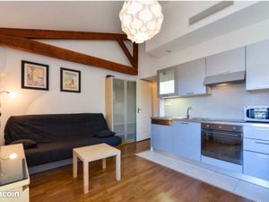 Studio meublé 23 m² – Dernier étage – Vue Notre-Dame – La Joliette – Disponible immédiatem