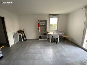 Grand studio avec parking à proximité du métro Patte d’oie