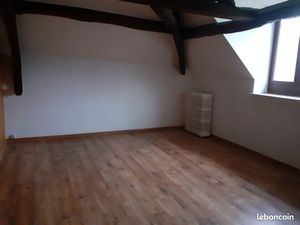 Location T2 mansardé centre village