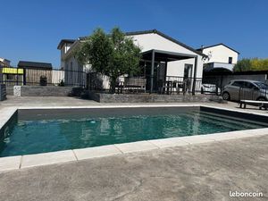 Maison moderne avec piscine