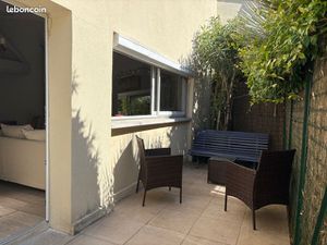 Maison T2 meublée avec terrasse en fond de jardin