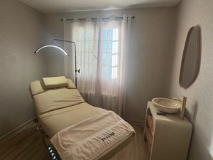 Cabine esthétique haut de gamme à louer – Cils & soins visage – Parking gratuit