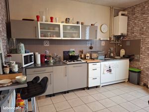 Loue maison de ville avec cour et terrain