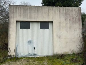 Garage / Dépôt à louer – Cour clôturée – Grande hauteur