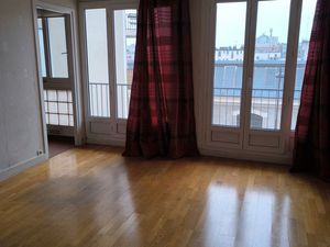 Appartement face à la place Edith Piaf .Paris 20