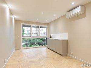 Pièce de consultation dans cabinet paramédical (13009)