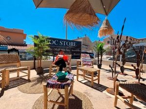 Local avec chalet bois et terrasse