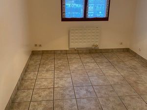 A louer F2. 55 m2. RdeC. Surélevé. Parking