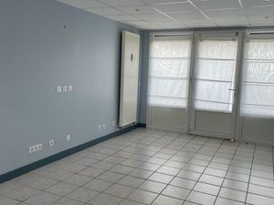 Local commercial situé dans une petite rue calme