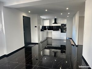 Maison ? rénovée avec terrasse et 2 places de parking