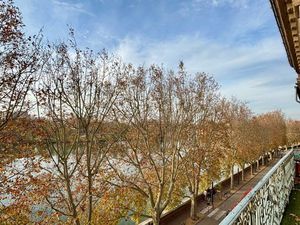 Quai de Tounis – Dernier étage  Duplex haussmannien rénové avec stationnement et ascenseur