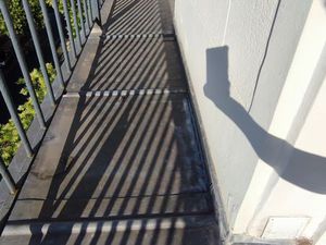 Dernier étage avec balcon – Métro à 3 min