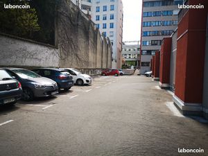 Parking extérieur dans résidence sécurisée