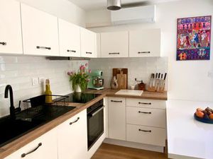 T3 meublé rénové – Terrasse 19 m² – Parking – Tram au pied