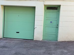 Grand garage fermé avec porte automatique