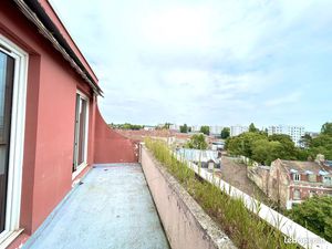 T3 au dernier étage avec balcon et stationnement