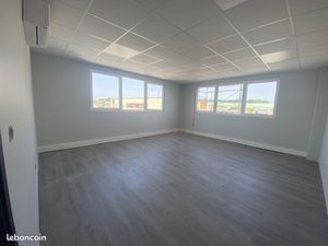 Bureau entièrement rénové et climatisé de 20m² (+ 1 parking inclus)