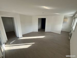 Grand T2 avec balcon. Quartier Beauvallon