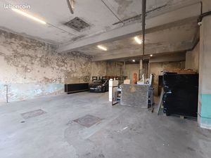 Parking/box 1 pièce 200 m²