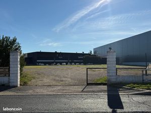 Bâtiment ZI libre de tout occupant