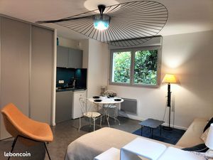 Particulier loue beau studio meublé de 32 m2 situé à Lyon Tête d'Or / La Doua Universités 