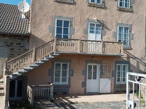 Ferme en pierre avec dépendances