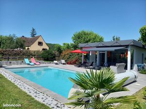 Maison avec piscine  jardin clos  dépendance