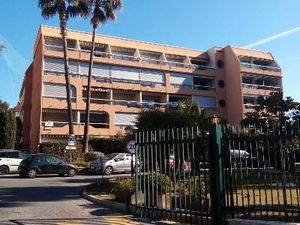 F2 meublé 24m2 à l année santa lucia