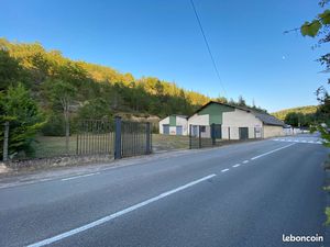 Local Carrosserie & Peinture entièrement équipé sur Cahors