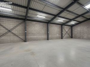 Entrepot + bureau + logement de gardien