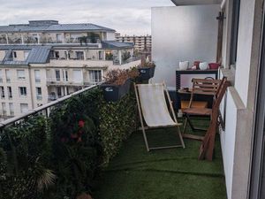 Grand studio lumineux avec balcon terrasse