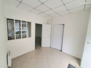 Local commercial 27m2  plein cœur du centre ville de la Rochelle  rue Gambetta