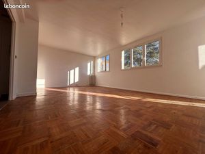 T3/4 lumineux de 67 m² – Dernier étage avec balcon et vue parc – Reims