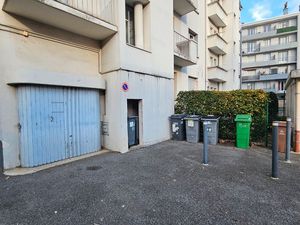 Garage au rdc  grande mezzanine  chemin Meney