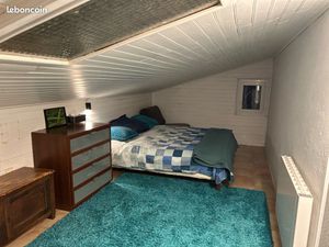 Chambre à louer dans une grande maison avec piscine