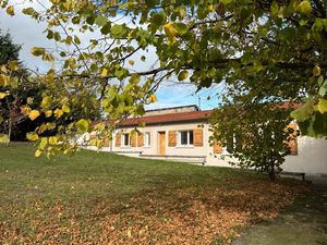 Maison lumineuse de plain-pied avec terrain  dépendance et pâture