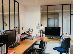 Local professionnel style loft – 89 m² – Lumineux  pignon sur rue