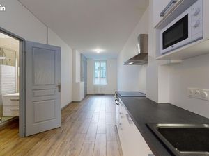 Beau studio non meublé au 1er étage