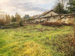 Terrain constructible avec source  proche centre d’Ambert