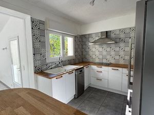 Maison de plain-pied dans quartier résidentiel