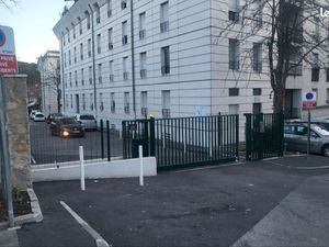 Grand Garage Box double place dans Résidence sécurisé portail et calme quartier Saint Dona