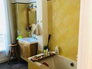 Complètement refait  belle chambre avec grandes armoires intégrées faites sur mesure