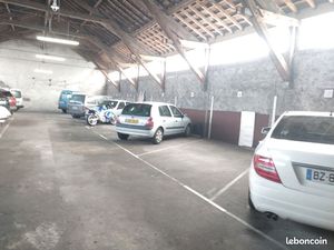 Place de parking dans garage