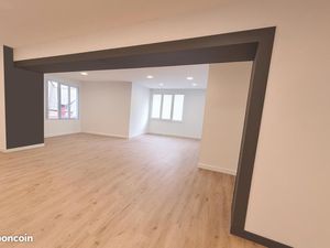 Immeuble avec commerce et appartement COMBOURG centre