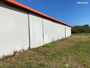 Hangar et terrain