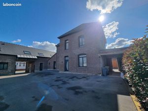 T2 récent avec parking dans corps de ferme