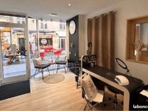 Commerce dans la grande rue à moutiers