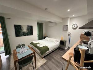 Studio meuble - climatisé avec terrasse - centre ville - gare à pieds