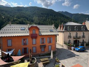 Studio avec chambre séparée et balcon plein sud en centre ville d’Aiguilles